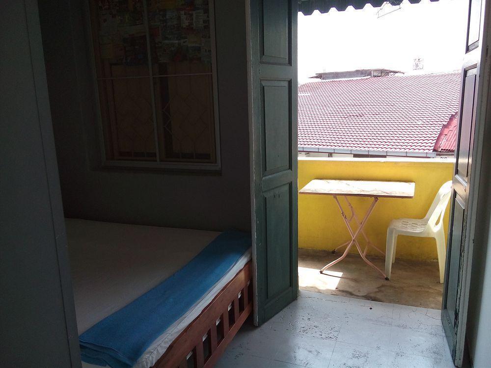 Discovery Cafe And Guesthouse Malacca Exterior photo