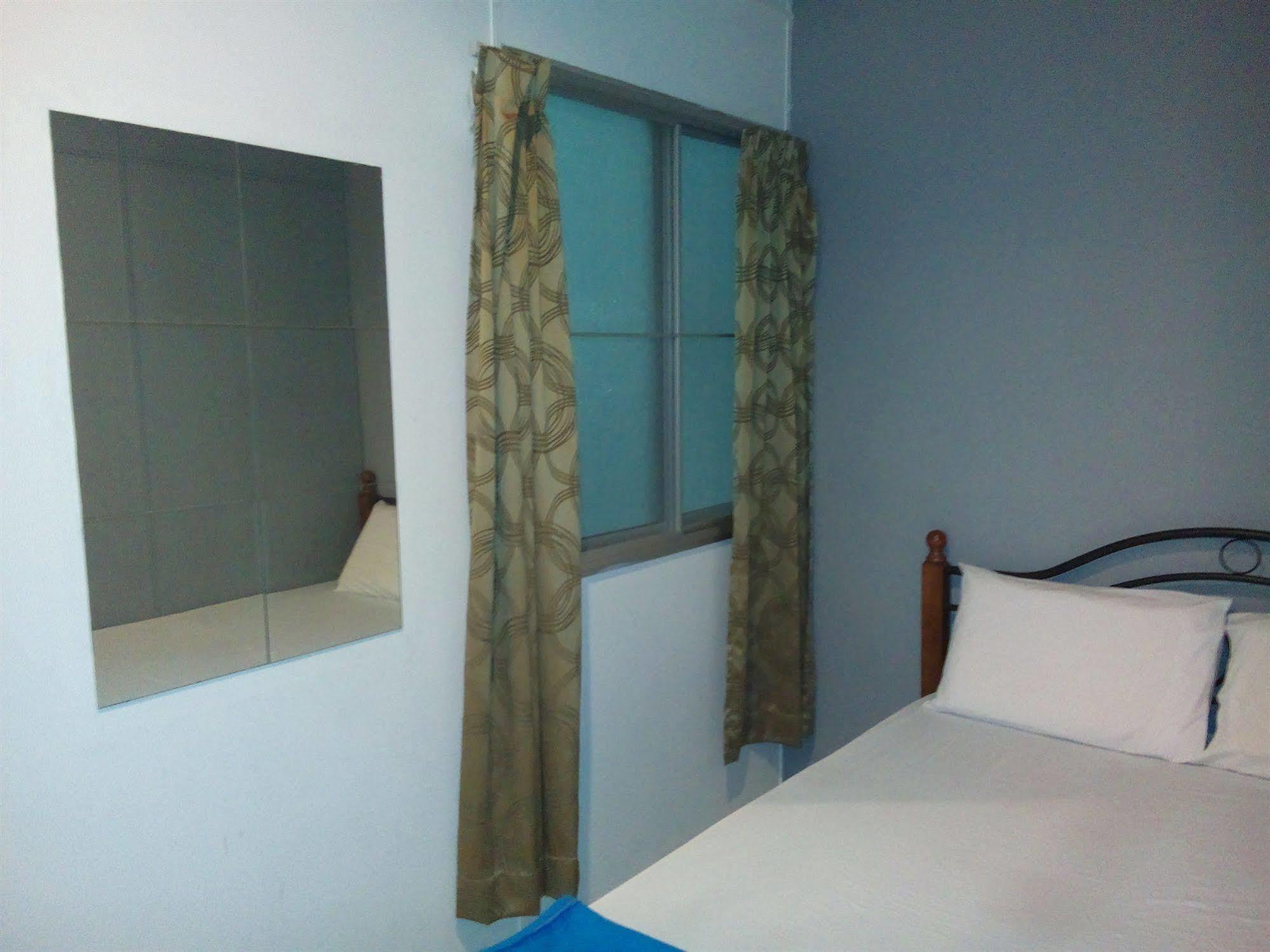 Discovery Cafe And Guesthouse Malacca Exterior photo